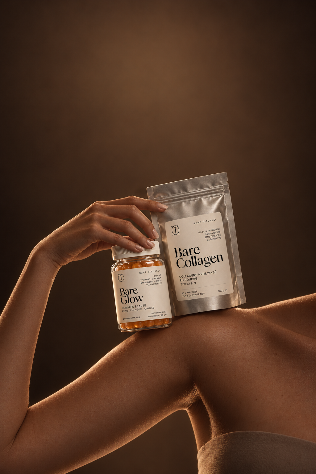 Bare Rituals — Pot de compléments alimentaires tenu dans une main sur une épaule
