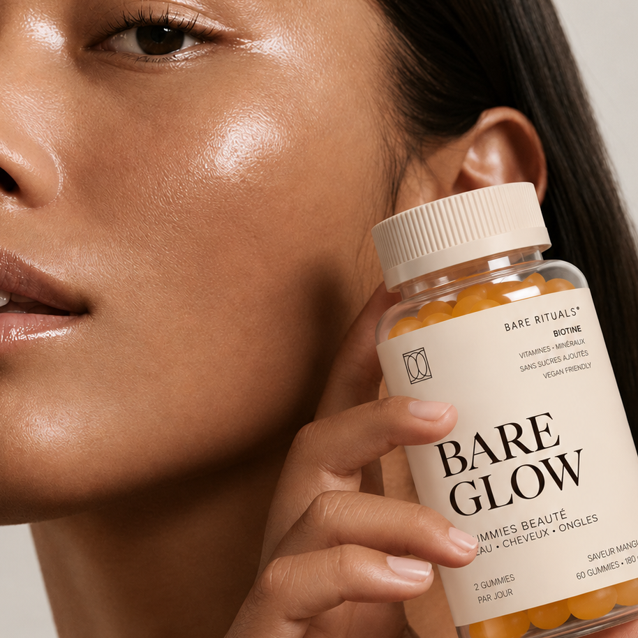 Femme tenant Bare Glow de Bare Rituals, gummies beauté à la biotine, vitamines et minéraux pour la peau, les cheveux et les ongles.