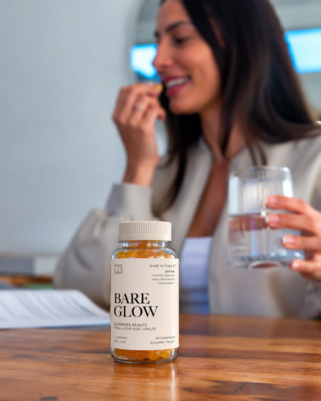 Bare Glow de Bare Rituals, gummies beauté à la biotine pour la peau, les cheveux et les ongles, lors d’un rituel quotidien.