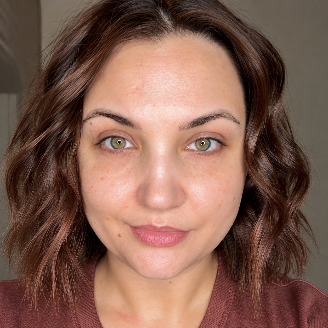 Portrait d’une femme au jour 90, teint lumineux et peau d’apparence plus lisse et uniforme.